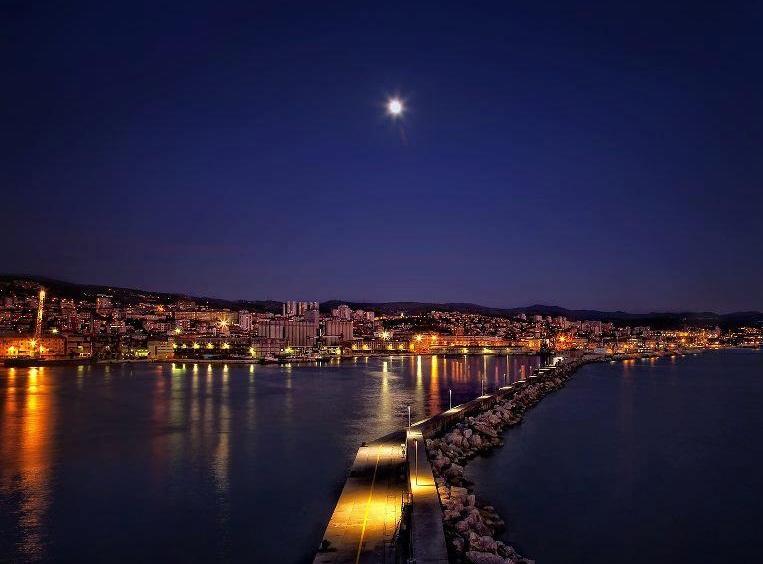 Apartment Skyscraper Maro Rijeka Bagian luar foto
